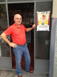 Alberto Masi all'ingresso della sua officina nel mitico Vigorelli di Milano